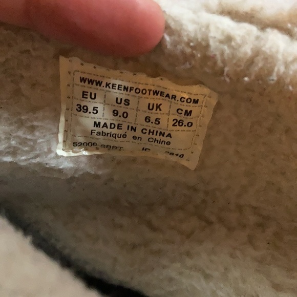 SOLD— Keen Winter Boots Size 9 - Picture 5 of 6